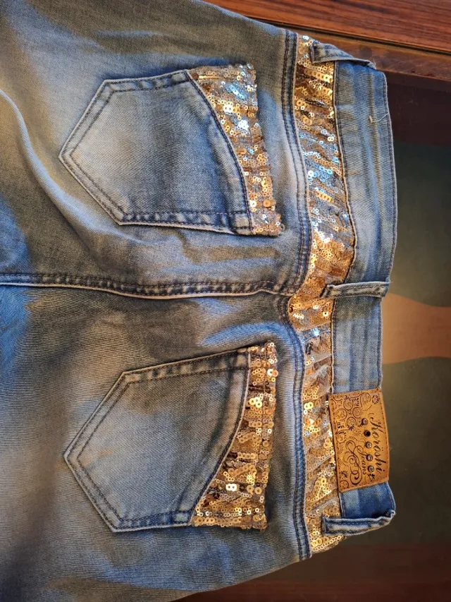 Jeans azules con detalles dorados