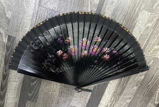 Ventaglio nero dipinto a mano con fiori