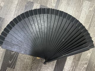 Ventaglio nero dipinto a mano con fiori
