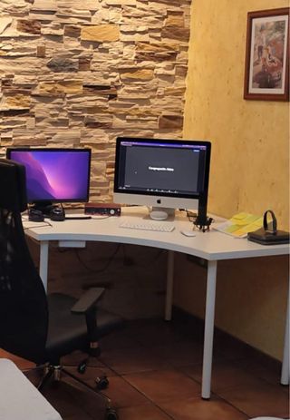 Escritorio blanco de madera
