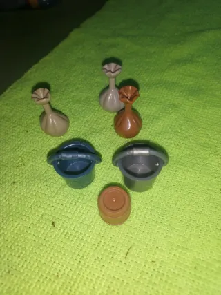 Sacos de dinero, cubos y barril
