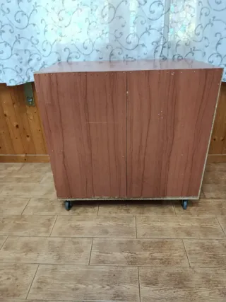 Mueble de madera con ruedas