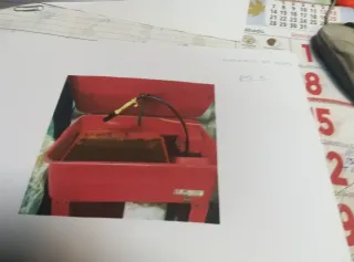 Bañera de piezas mecánicas roja