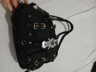 Borsetta nera con fibbie e dettagli