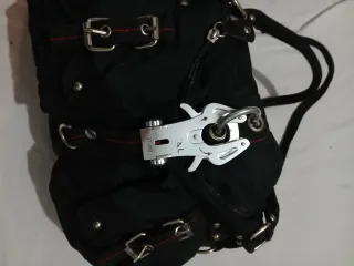 Borsetta nera con fibbie e dettagli