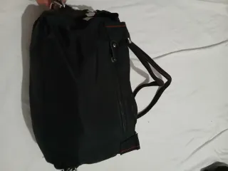 Borsetta nera con fibbie e dettagli