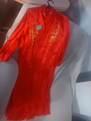 Bata china bordada roja