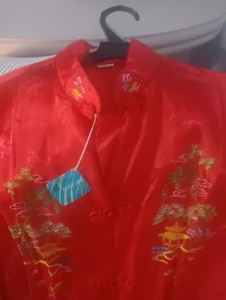 Bata china bordada roja