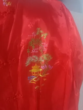 Bata china bordada roja