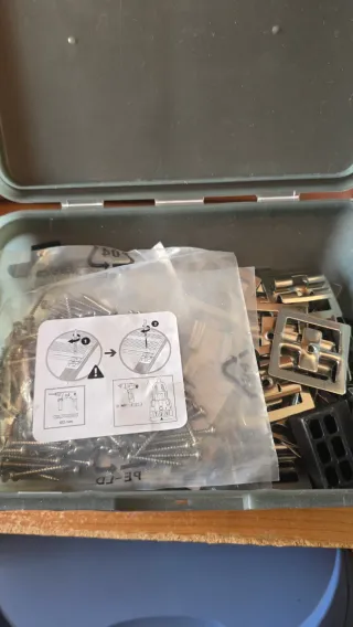 Grapas y tornillos para montaje