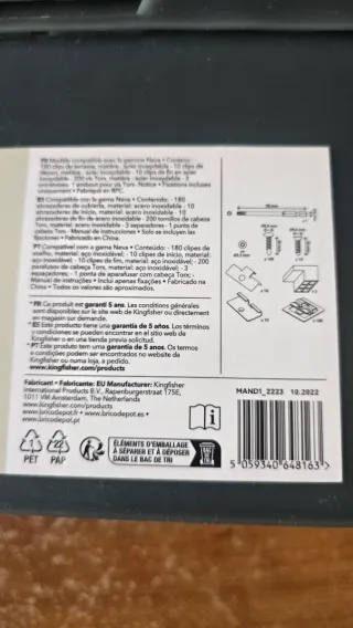 Grapas y tornillos para montaje