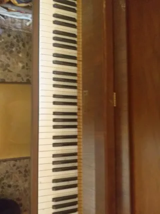 Piano de pared PETROF