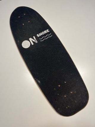 Tabla surfskate on shore skeleton bay