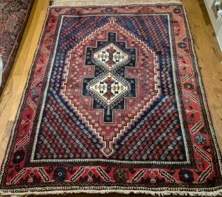 Alfombra de lana azul y roja