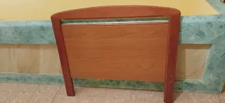 Cabecero de cama de madera.