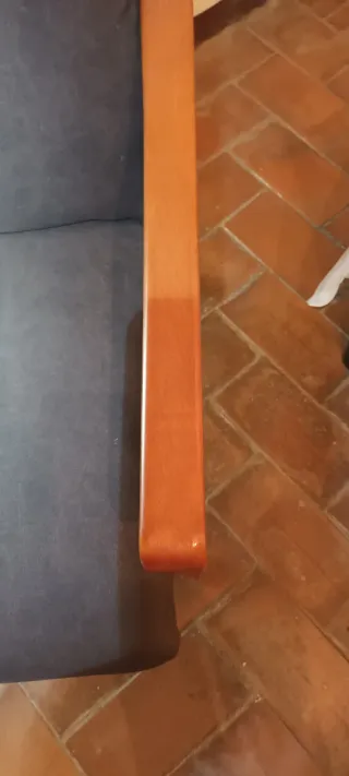 Sillón de madera con asiento y respaldo