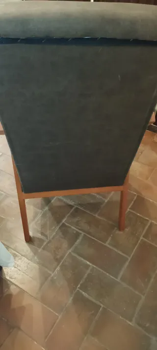 Sillón de madera con asiento y respaldo