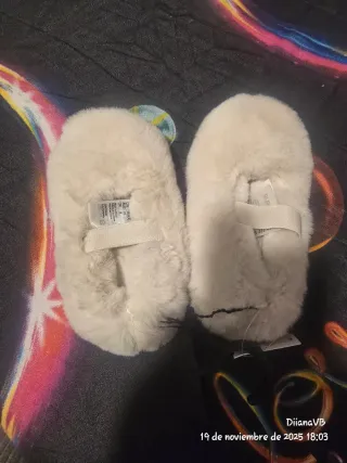 Pantuflas de estar por casa, blancas talla 25.