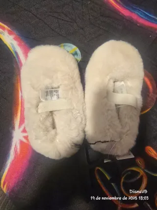 Pantuflas de estar por casa, blancas talla 25.
