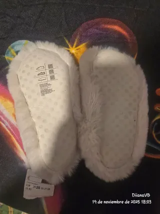 Pantuflas de estar por casa, blancas talla 25.