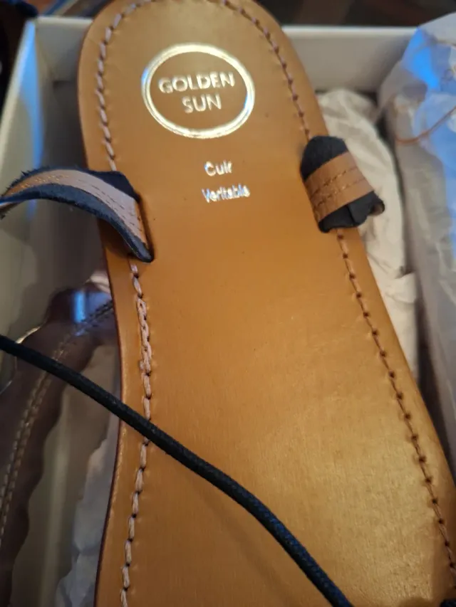 Sandalias doradas y plateadas