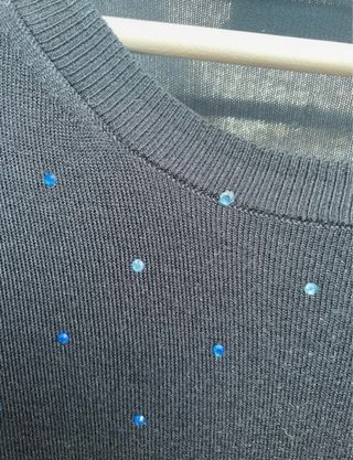 Jersey Zara azul  con pedrería multicolor.