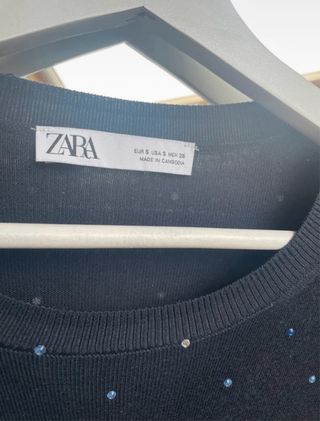Jersey Zara azul  con pedrería multicolor.