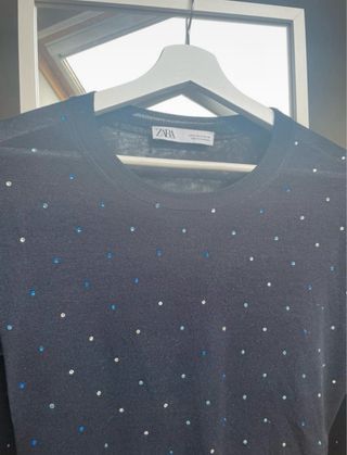 Jersey Zara azul  con pedrería multicolor.