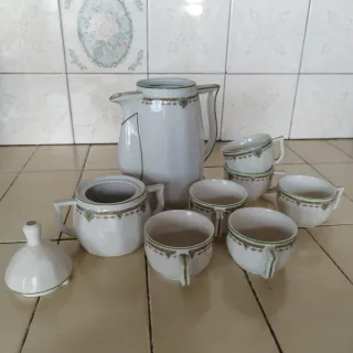 Juego de té de porcelana con diseño floral