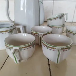 Juego de té de porcelana con diseño floral
