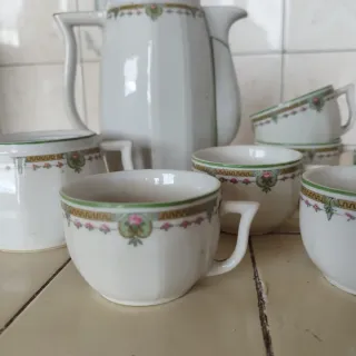 Juego de té de porcelana con diseño floral