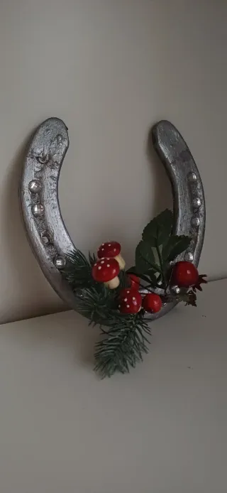 Ferro di cavallo di argento, con bacche e perle