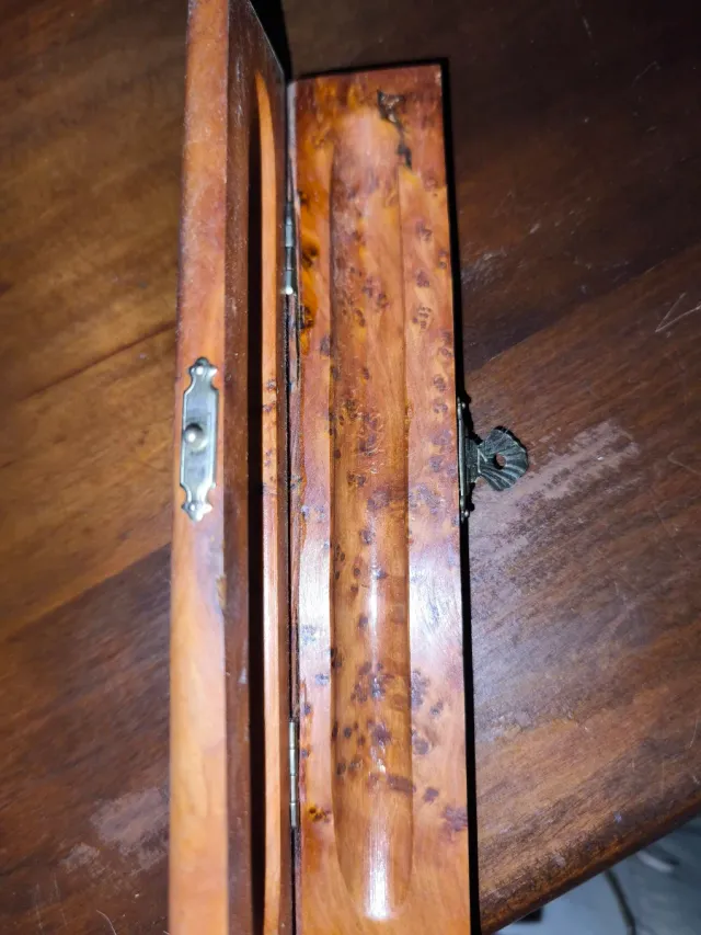 Caixa de madeira antiga para penas/caneta