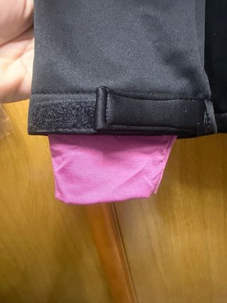 Chaqueta tipo neopreno negra y rosa