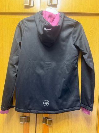 Chaqueta tipo neopreno negra y rosa
