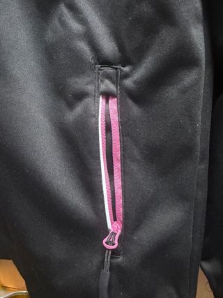 Chaqueta tipo neopreno negra y rosa