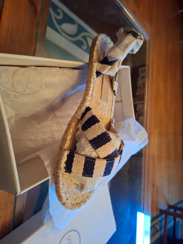 Sandalias planas beige y azul
