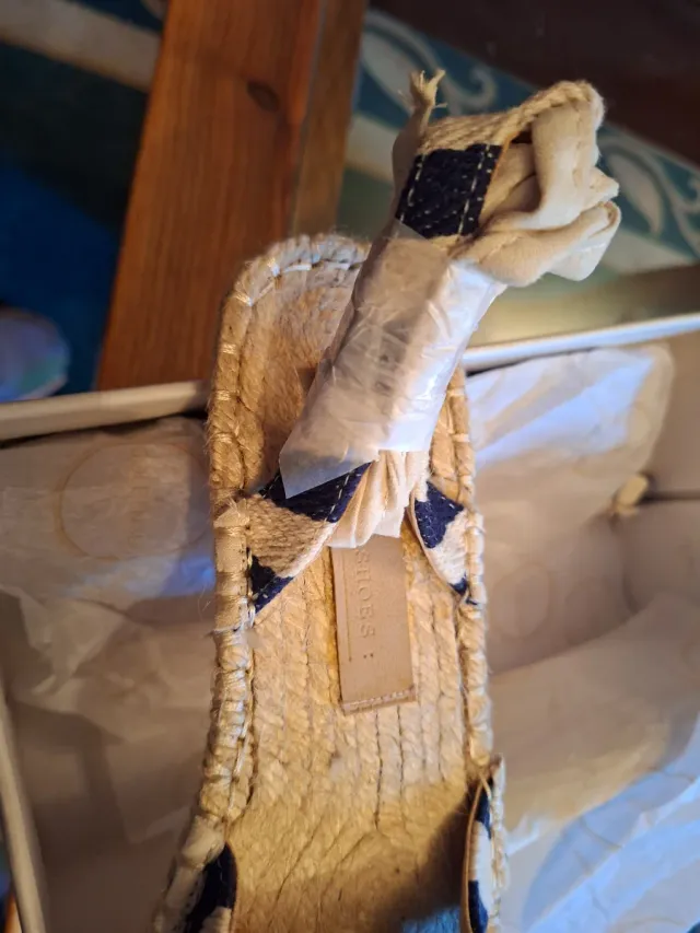 Sandalias planas beige y azul