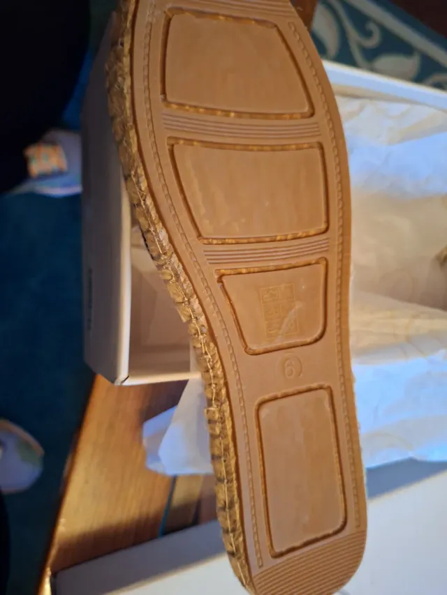 Sandalias planas beige y azul