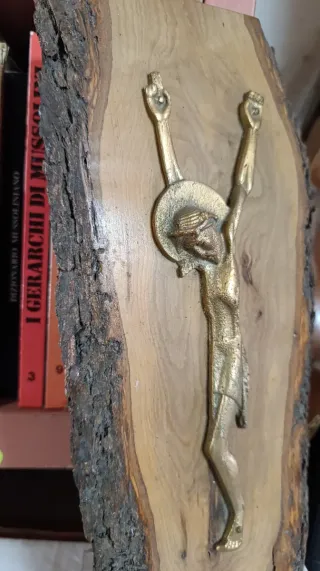 Crocifisso in bronzo su legno d'ulivo