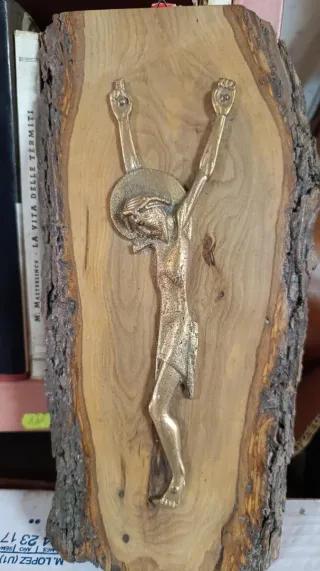 Crocifisso in bronzo su legno d'ulivo