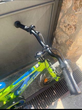 Bicicleta infantil verde y azul