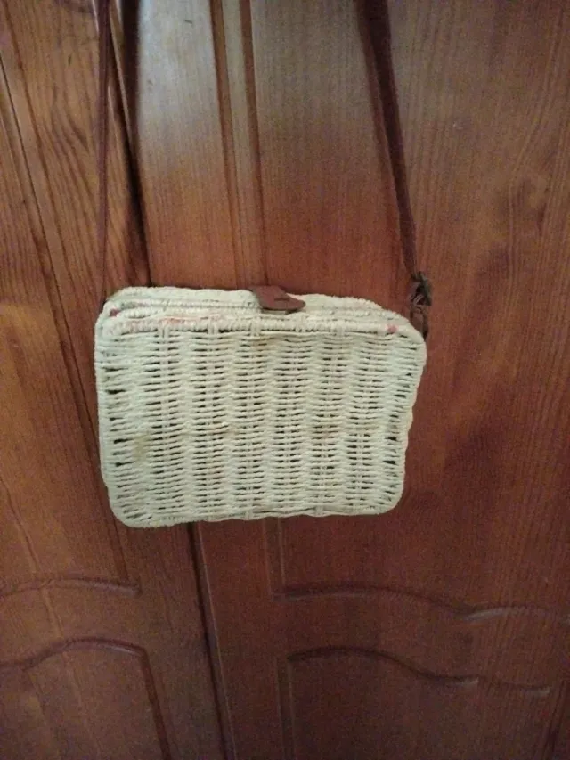 Bolso de mimbre beige y marrón