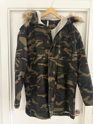 Parka camuflaje con capucha y pelo
