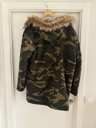 Parka camuflaje con capucha y pelo