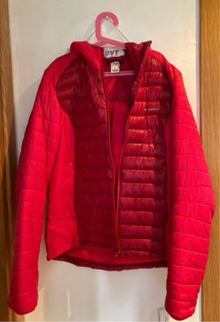 Chaqueta, pantalón, camiseta, anorak y bandolera