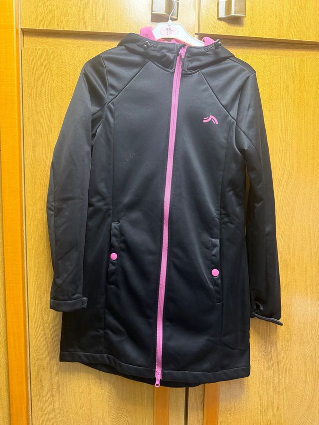 Abrigo largo neopreno negro y rosa