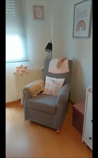 Mecedora gris 1m alto x 80cm ancho