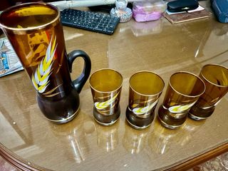 Juego de vasos y jarra ámbar