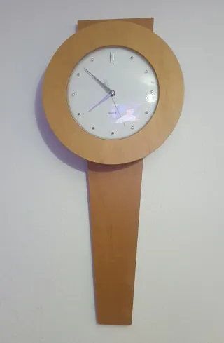 Reloj de pared de madera